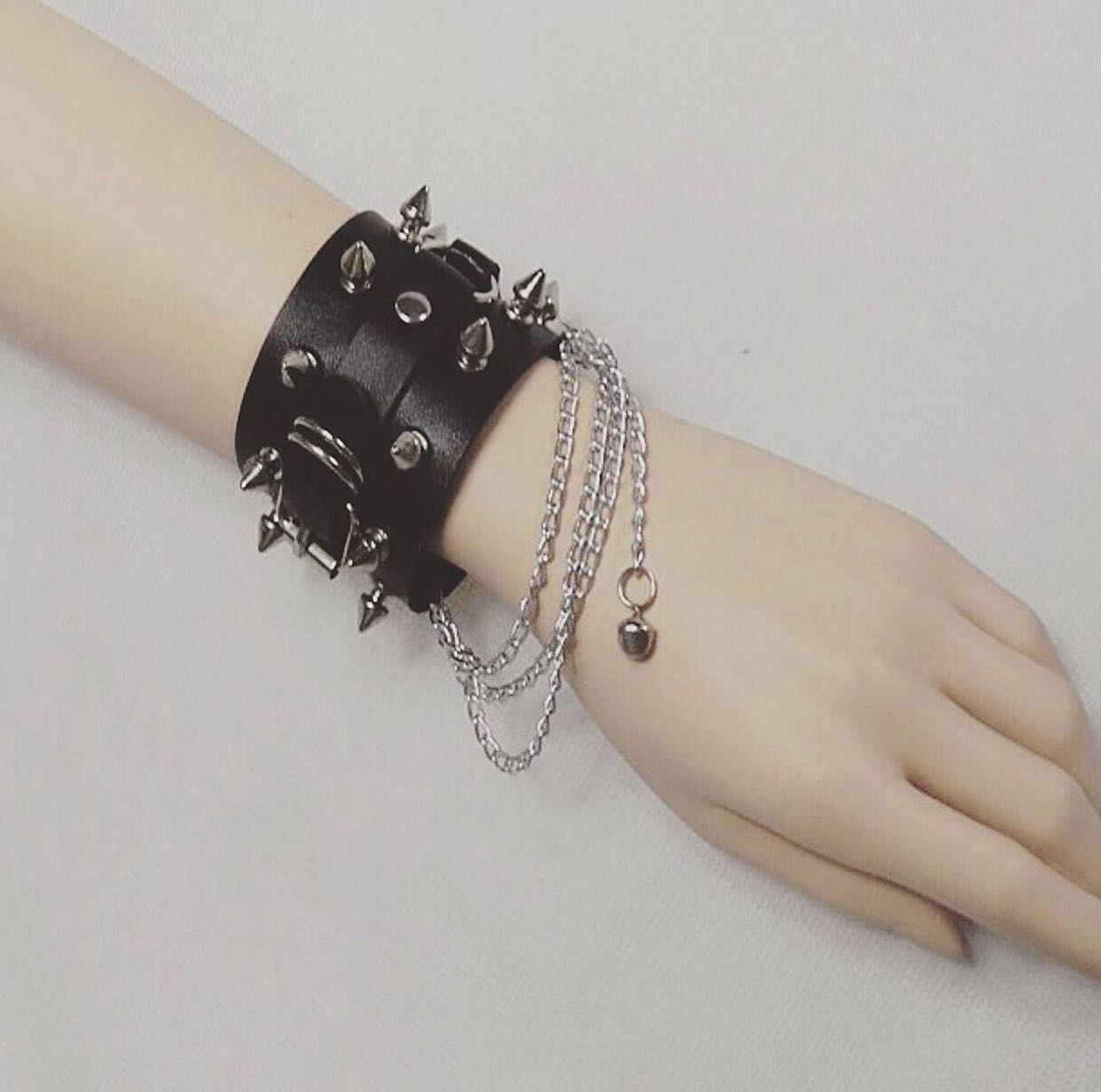 พร้อมส่ง🖤ข้อมือหนังหนาม