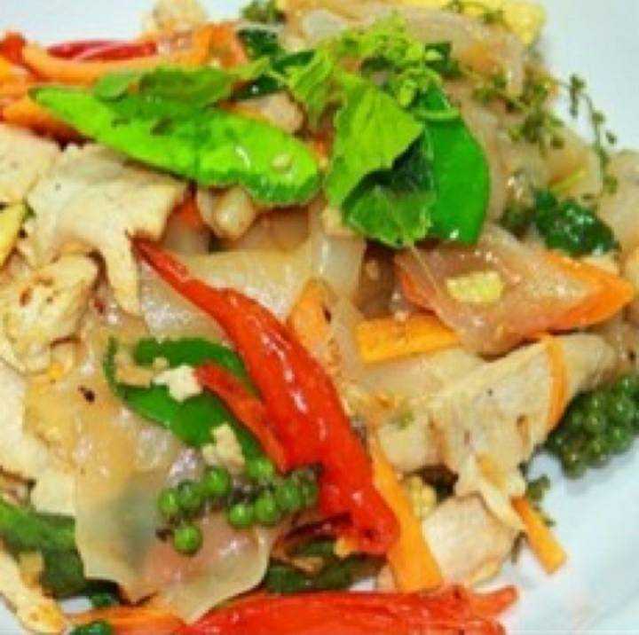 ก๋วยเตี๋ยวผัดขี้เมาหมู หรือไก่  Flat Rice Noodle Stir Fry in Chilli Peppers with Pork or Chicken