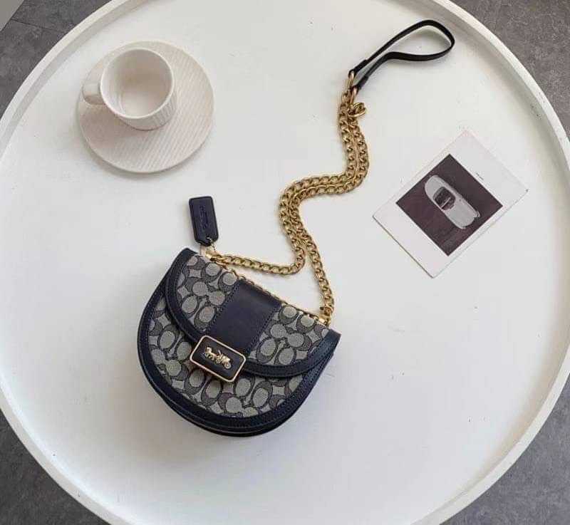 กระเป๋าสะพาย COACH ALIE SADDLE BAG IN SIGNATURE JACQUARD