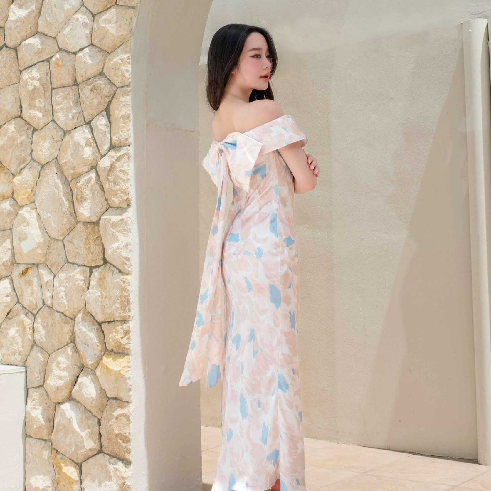 Pirunya - Long Dress 17 เดรสยาว ปาดไหล่ ติดโบว์หลัง กระโปรงหางปลา (ผ้าพิมพ์ลาย)