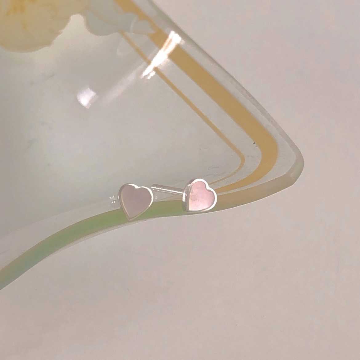 Winterwinter Jewelry Silver925 : ต่างหูเงินแท้ รูปหัวใจเปลือกหอยมุก ( 3 mm )
