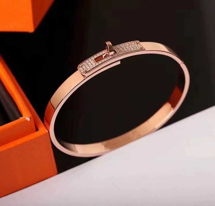 HERMES’ KELLY BRACELET ROSE GOLD AND DIAMONDS 