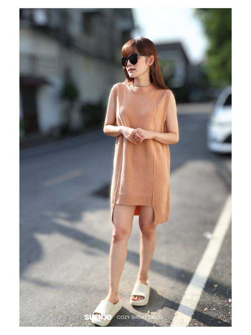SUUBE Official Cozy Short Dress เดรสสั้นแขนกุด ผ้าไหมพรม เนื้อนิ่ม ดีเทลชายกระโปรงไม่เท่ากัน