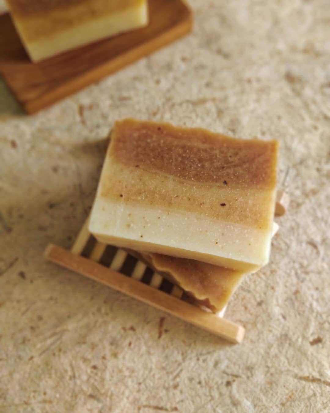 สบู่ขมิ้นและไพล  Turmeric  and Phlai Soap