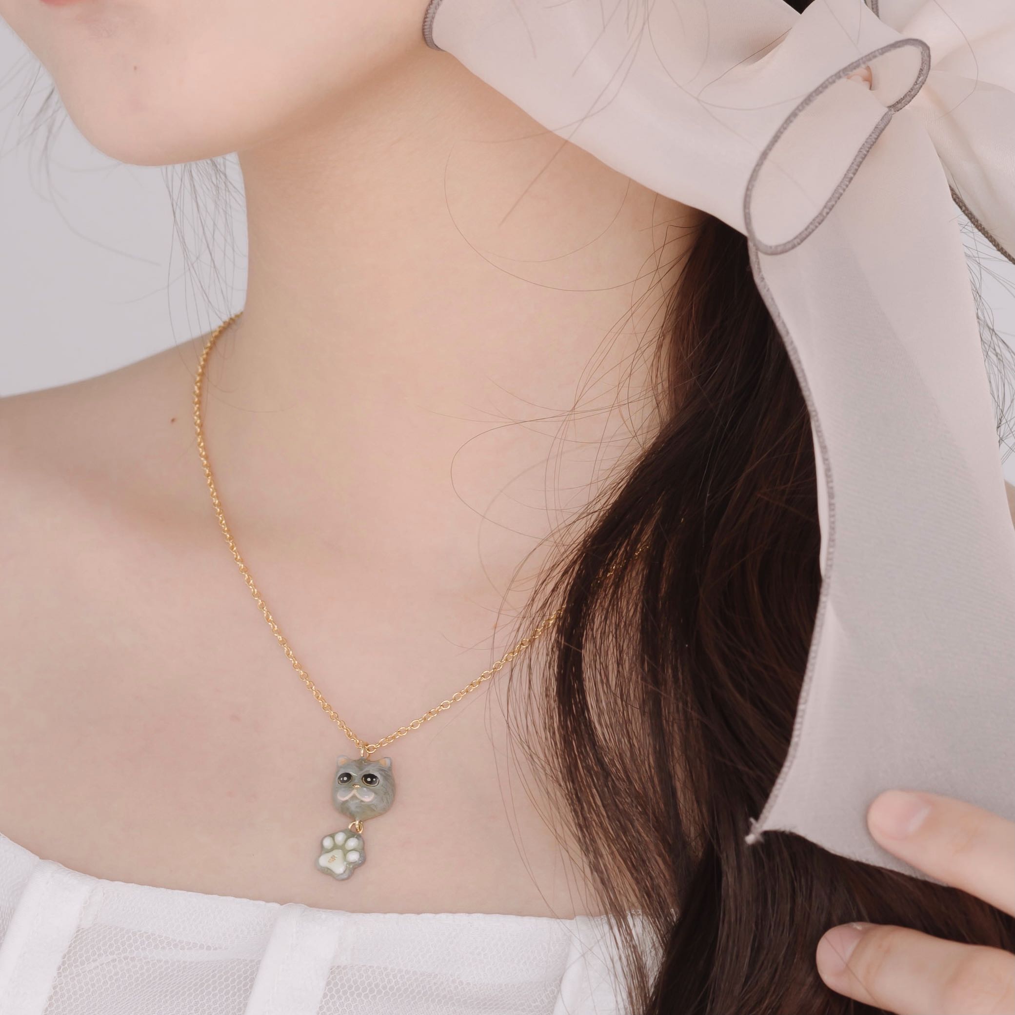 Cool cat : The Grey Persian Cat Necklace