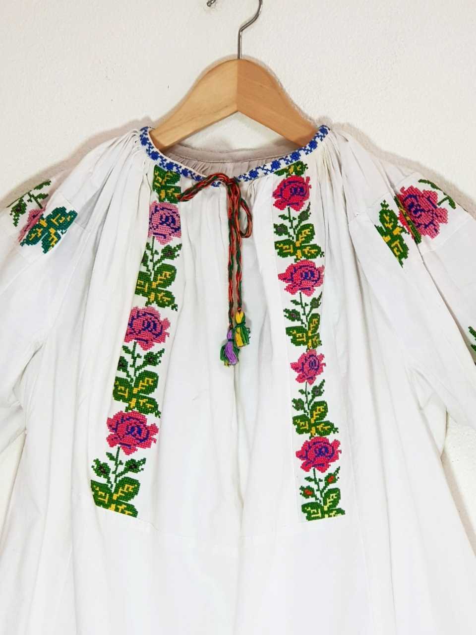 เสื้อสไตล์โบฮีเมี่ยน คอตต้อนสีขาว ปักมือ ลายนกและสวนกุหลาบ
