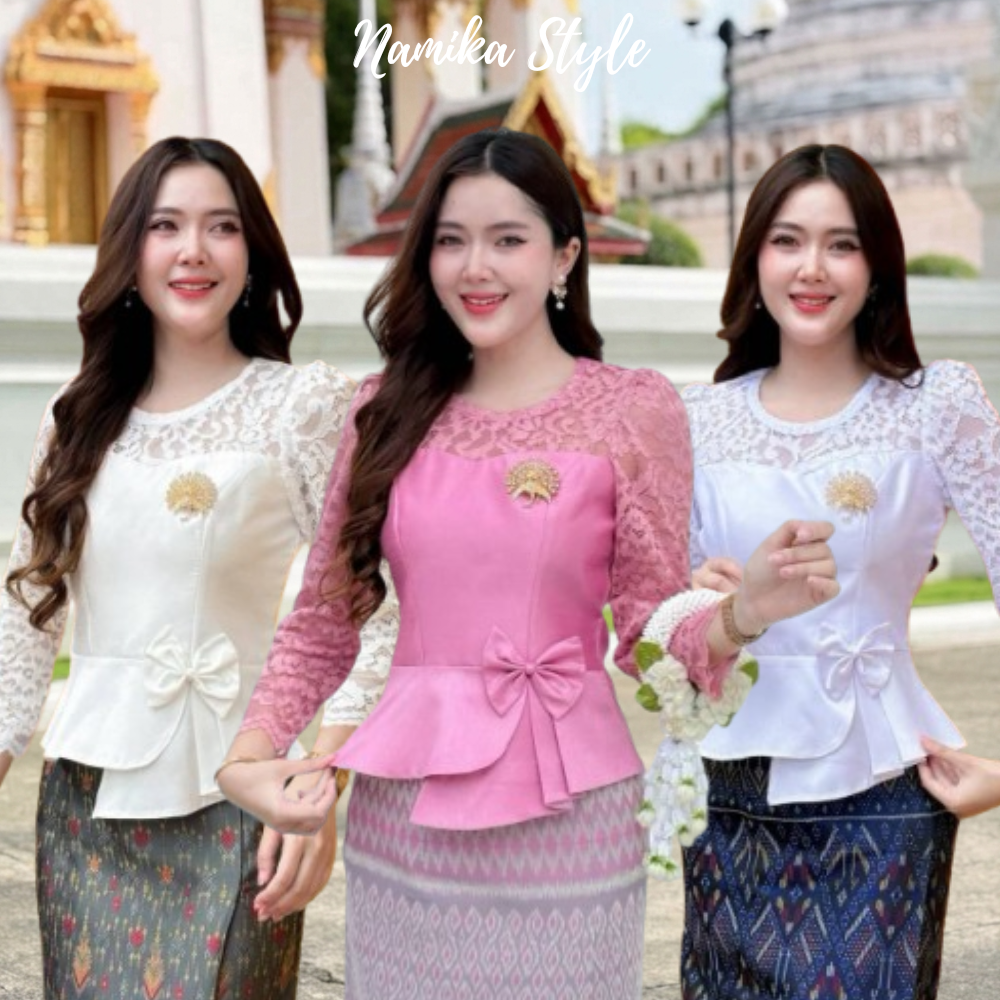 เสื้อไหมสี่เส้น แต่งแขนลูกไม้ คอกลม ชายระบายอัพพลีทข้าง แต่งโบว์เอวหวานๆ ทรงสวยใส่สบาย ลุคออกงาน