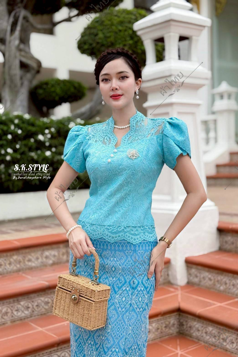 เสื้อลูกไม้ แขนสั้น แต่งแขนกลีบบัว งานคอวี แต่งกระดุมมุก ชายเสื้อแต่งชายผ้าวางลายผ้าสวยมาก