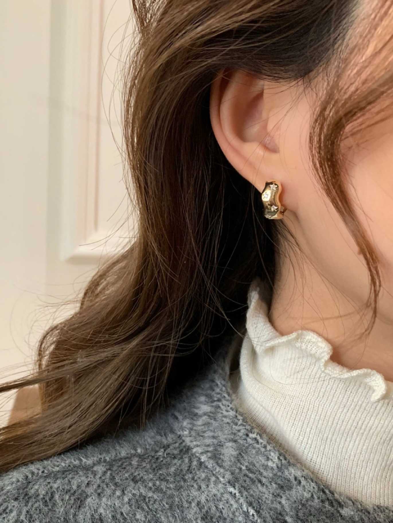 [พร้อมส่ง] 💛✨ ต่างหูห่วงสีทองประดับคริสตัลรูปดาว | QE067