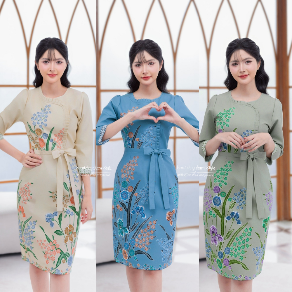 ชุดเดรสผ้าปาเต๊ะ ลายดอกกล้วยไม้ คอกลม แขนศอก ระบายอก แต่งโบว์เอว ซิปซ่อนหลัง อัดกาว น่ารักมาก