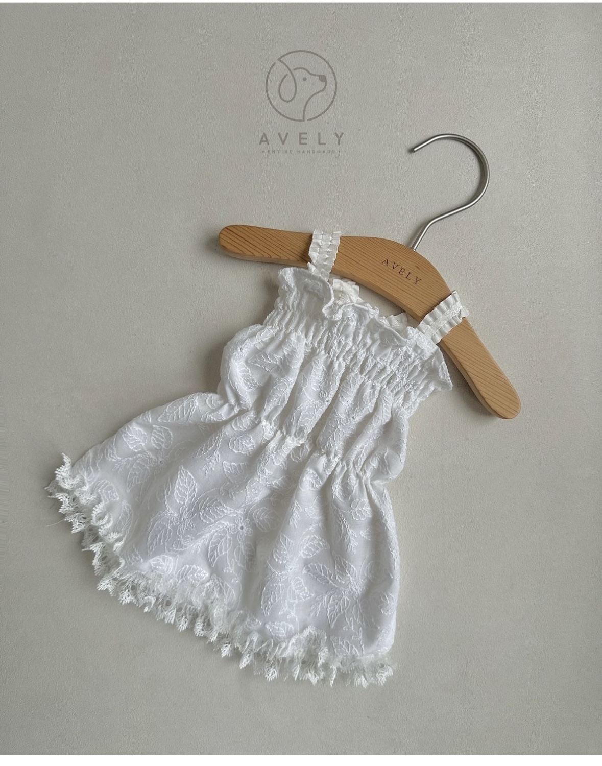 Avely (S) White Leaf