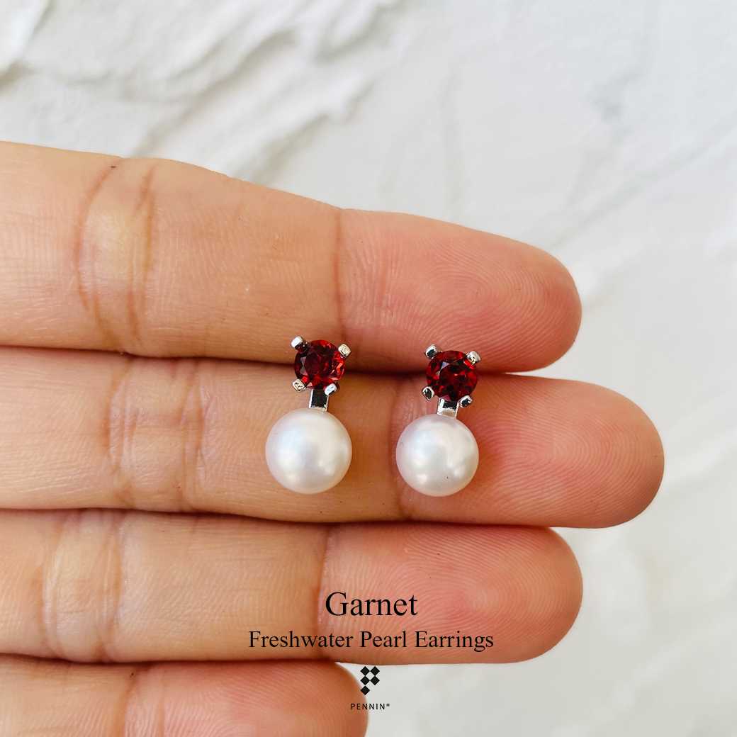 E33701 ต่างหูโกเมน (Garnet) ไข่มุกน้ำจืด สีขาวน้ำนม ขนาด 7mm แบบหวานน่ารัก ใส่ได้ทุกโอกาส