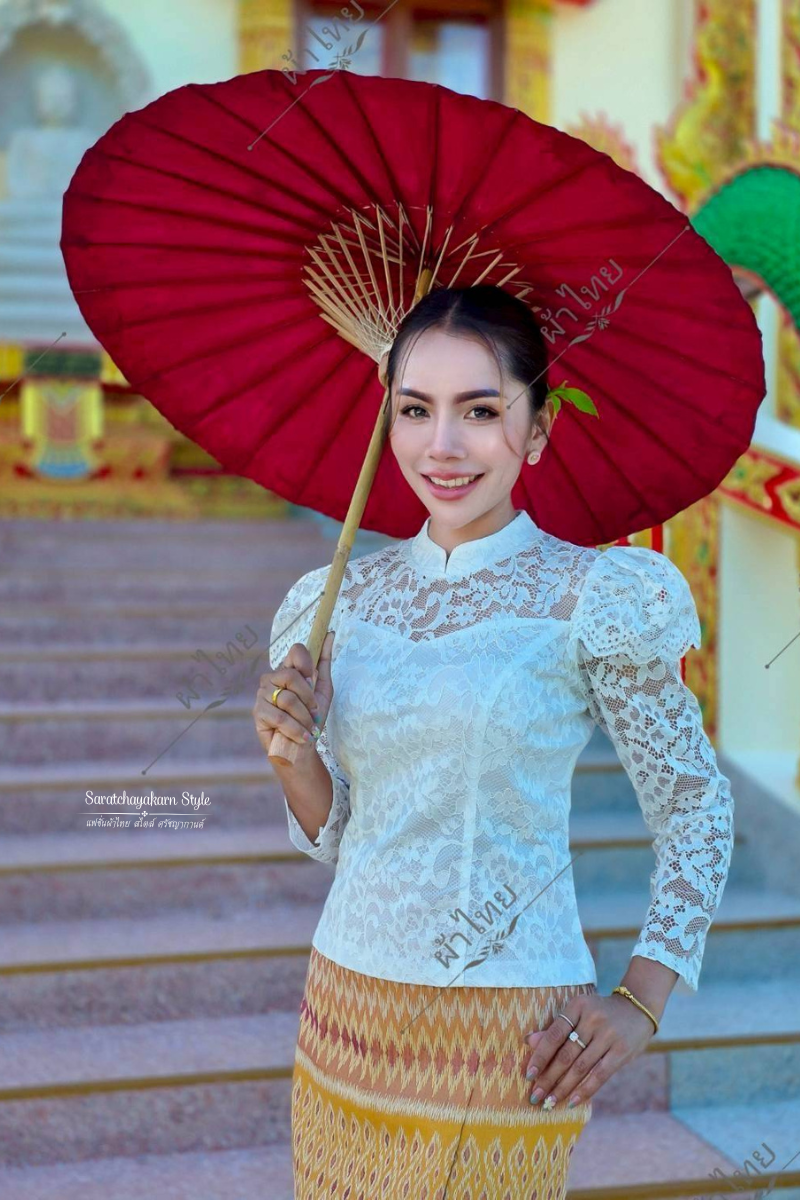 เสื้อลูกไม้ คอจีน แขนยาว แต่งระบายตรงไหล่ งานเข้ารูปทรงสวย ใส่กับผ้าถุงไปวัด สวยมาก