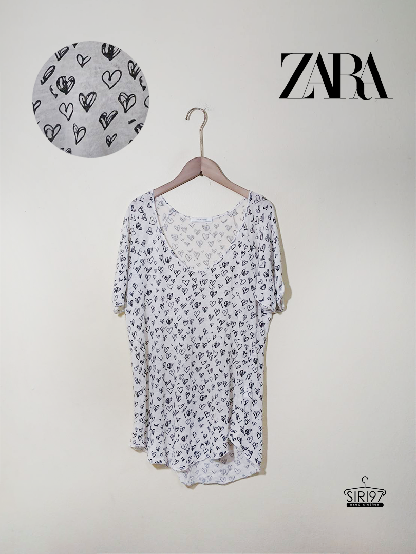 เสื้อคอกลมแขนสั้น ZARA ผ้าไหมพรมยืด สีขาว ลาย หัวใจสีดำ สภาพ 85%