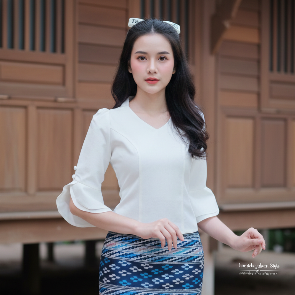 เสื้อผ้าไหมลาว เสื้อผ้าไทยประยุกต์  คอวี แขนกระดิ่ง แพร์ทเทิรน์เข้ารูป  ใส่ไปงานบวช งานบุญ