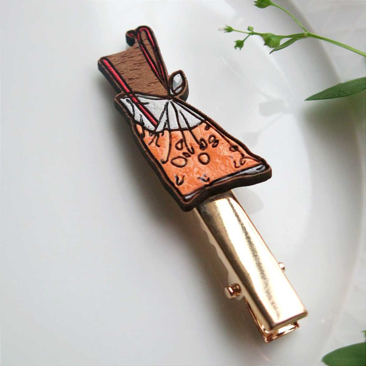 Wooden hairclip Iced milk tea bag