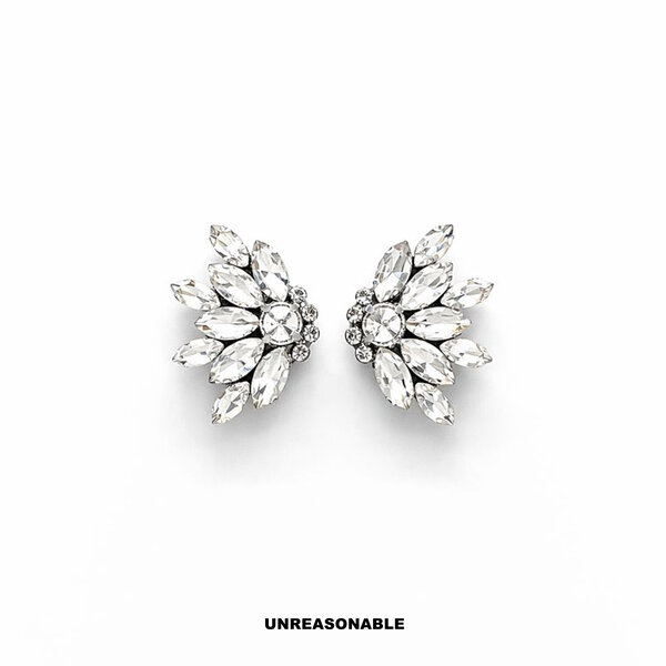 Crystal bloom earrings. สีขาว ต่างหูคลิป ต่างหูก้านเงินแท้ น้ำหนักเบา สวยใส่สบาย UA0443-01 Unreas...