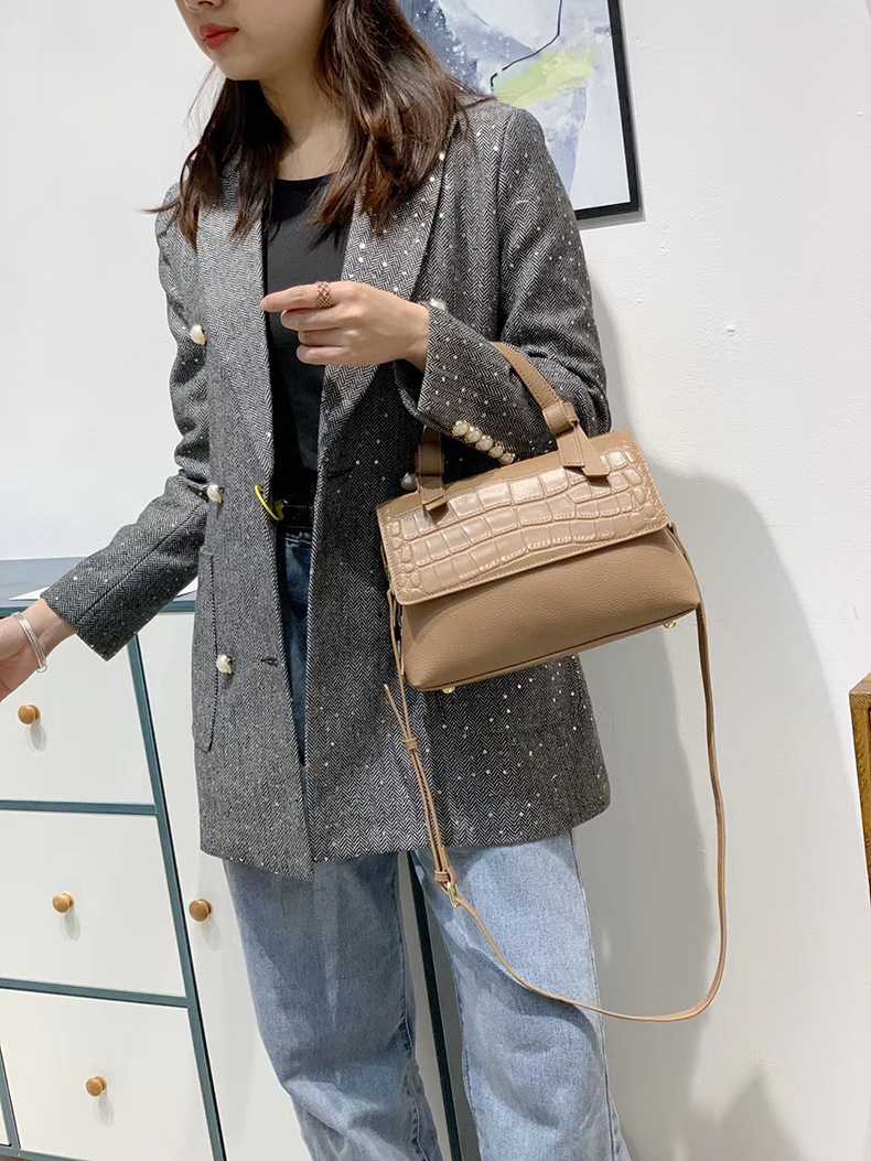 กระเป๋าหนังแท้ crossbody แบรนด์ HAVE ร้านนี้การันต์ตีหนังแท้ล้าน%