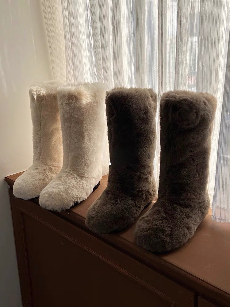 Fluffy boots 