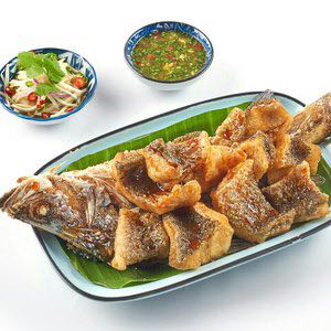 ปลากระพงทอดราดน้ำปลา เสิร์ฟคู่กับยำมะม่วง