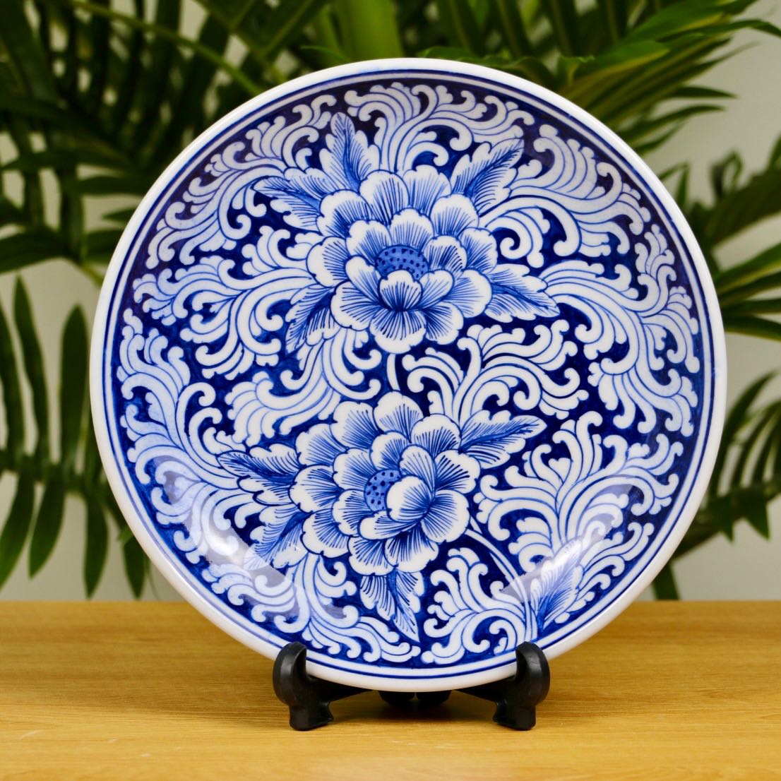 จานทานข้าว ขนากกว้าง 8 นิ้ว ลายดอกโบตั๋นถมพื้น : BlueAndWhite