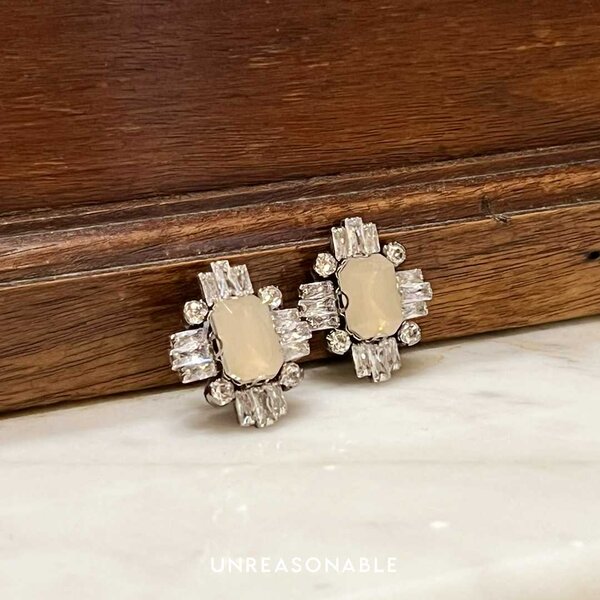 ต่างหู พลอย สีขาว Milky Glass Off-White Stud Crystal earrings UA0907-02 Unreasonable Accessories