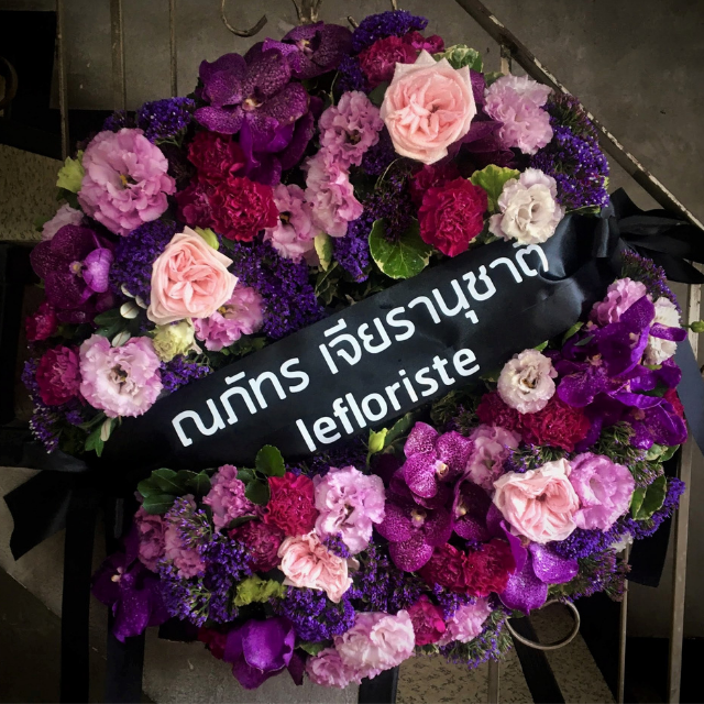 พวงหรีดดอกไม้สด Elegant Tribute 32