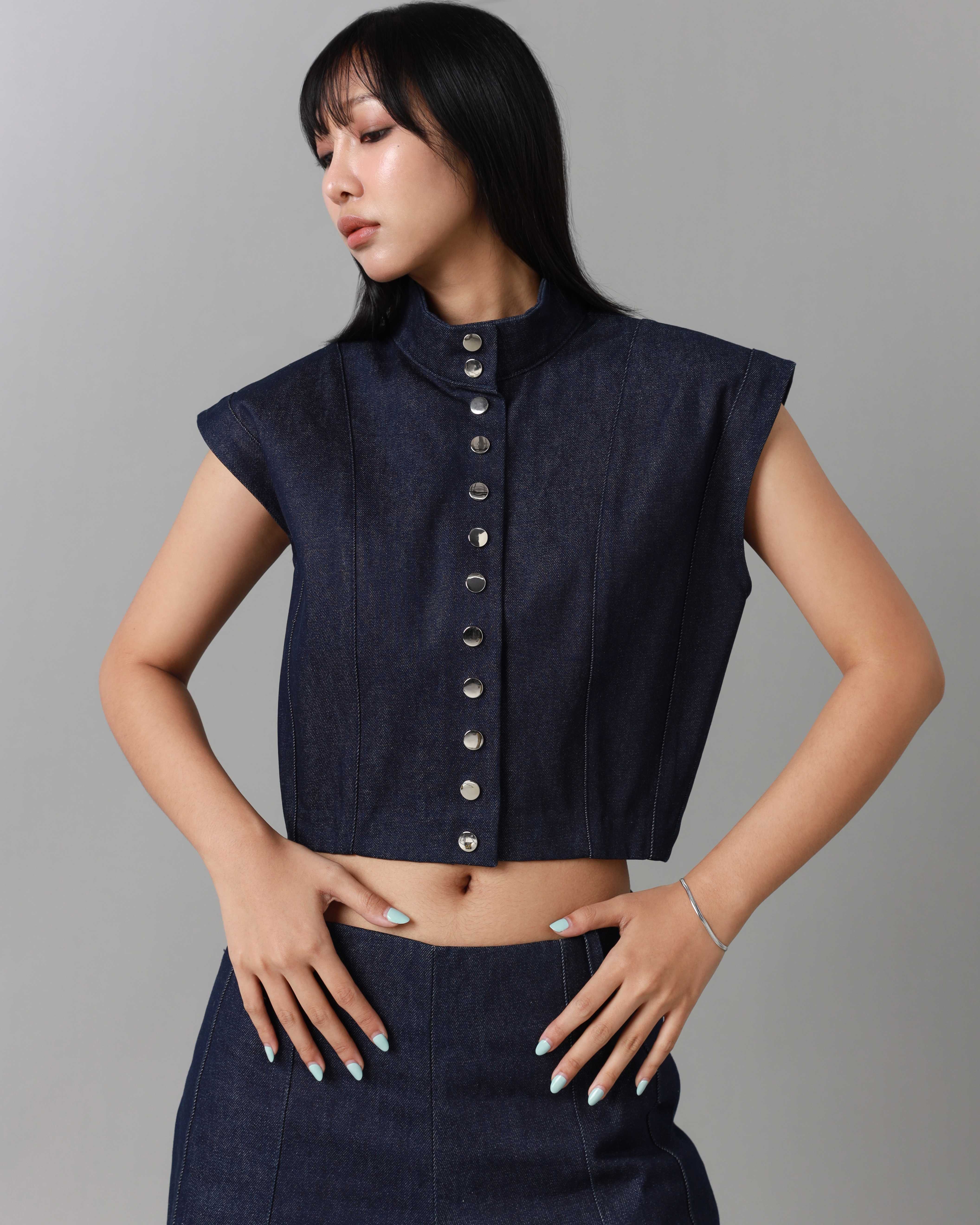 High neck sleeveless button top เสื้อแขนกุดยีนส์