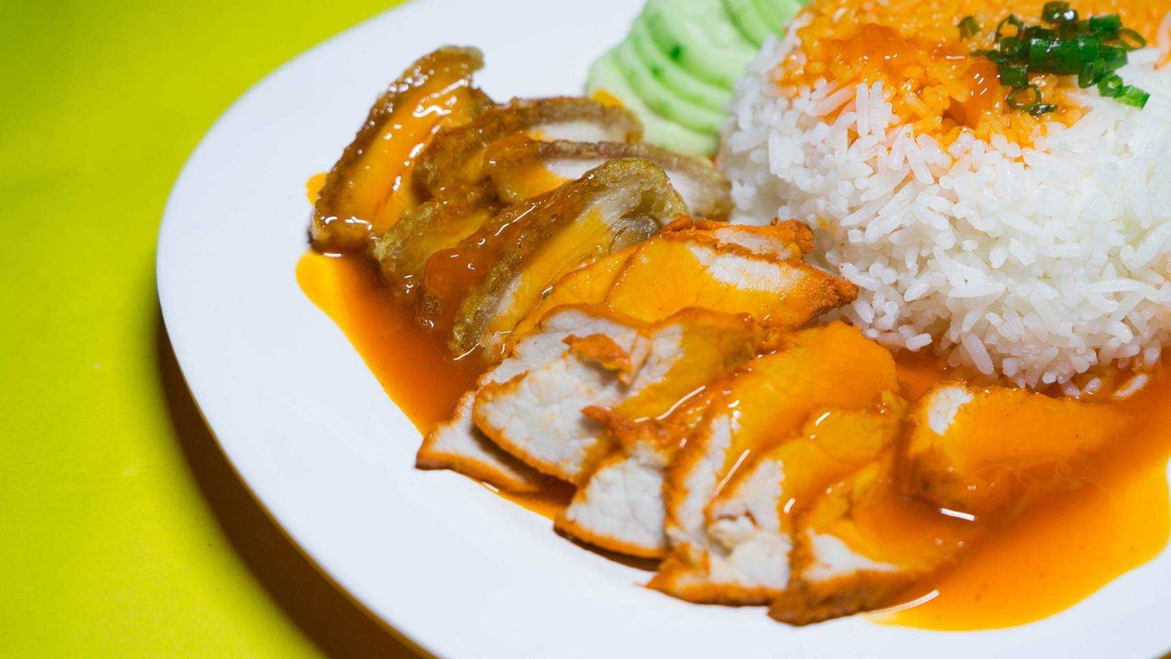 ข้าวหมูแดง  (ร้านเจ๊หนุ่ย)