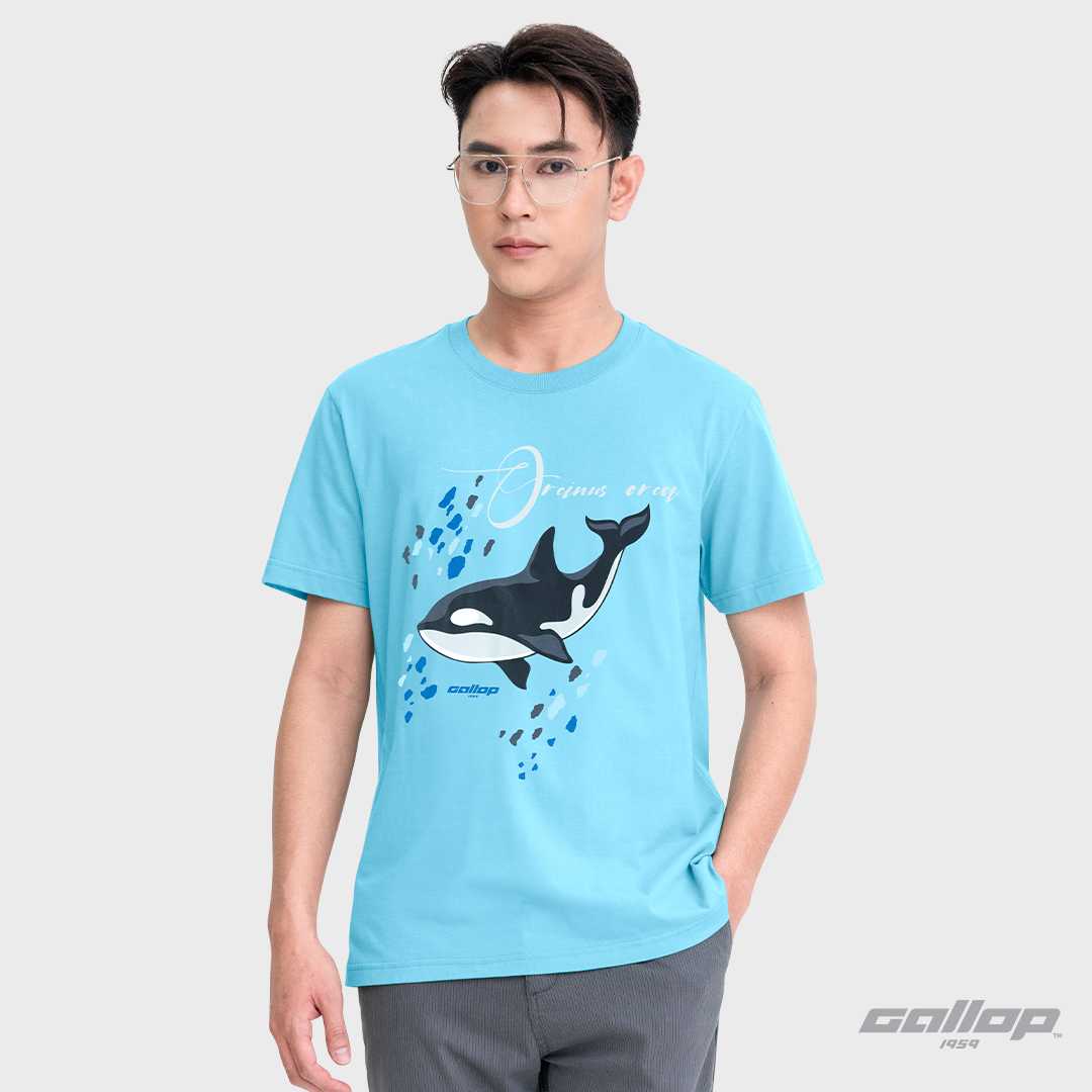 GALLOP : Graphic Tee เสื้อยืดพิมพ์ลาย ผ้าคอตตอนผู้ชาย รุ่น GT9209 สี Retro Blue / ราคาปกติ 990.-