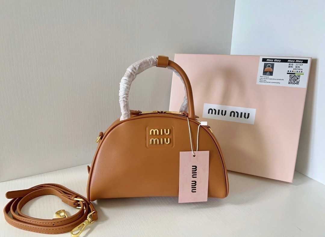 กระเป๋าทรงเก๋รูปทรงโค้ง สวย หนังแท้นิ่ม ลื่นเงา MIU MIU HALF-MOON TOP HANDLE BAG สีน้ำตาล