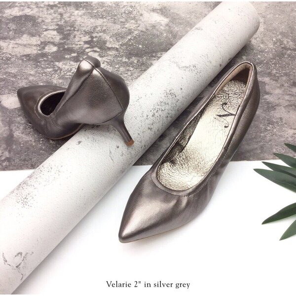 ทรงปกติ:เปลี่ยนไซส์ได้-ไม่รับคืน::รุ่นขายดี Zenachoo Velarie2 สูง 2 นิ้ว สี Silver grey รองเท้าหน...