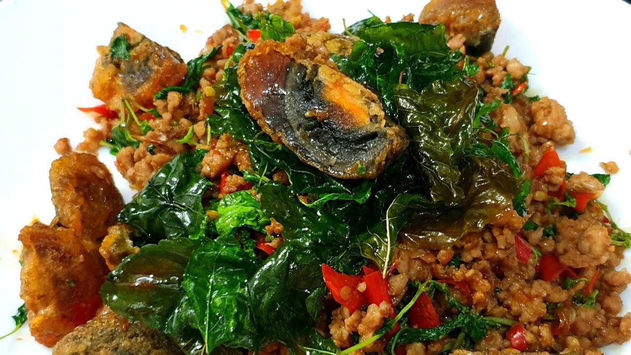 ไข่เยี่ยวม้ากระเพรากรอบ Stir fried preserved eggs with crispy basil