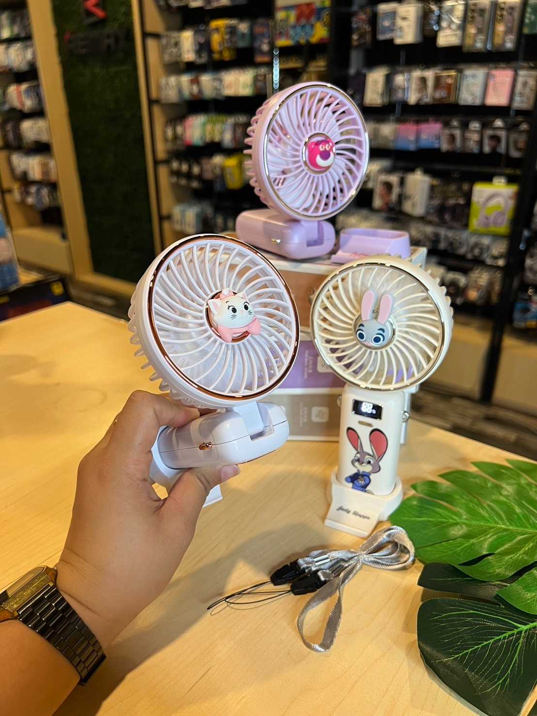 พัดลมพกพา แบบมีแบตในตัว (ลาย Disney ลิขสิทธิ์แท้) ดีไซน์สวยมาก