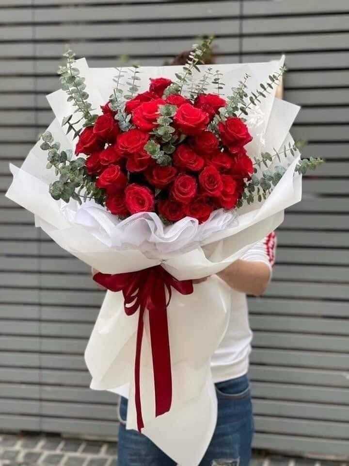 ช่อกุหลาบแดง 25 ดอกแซมยูคา