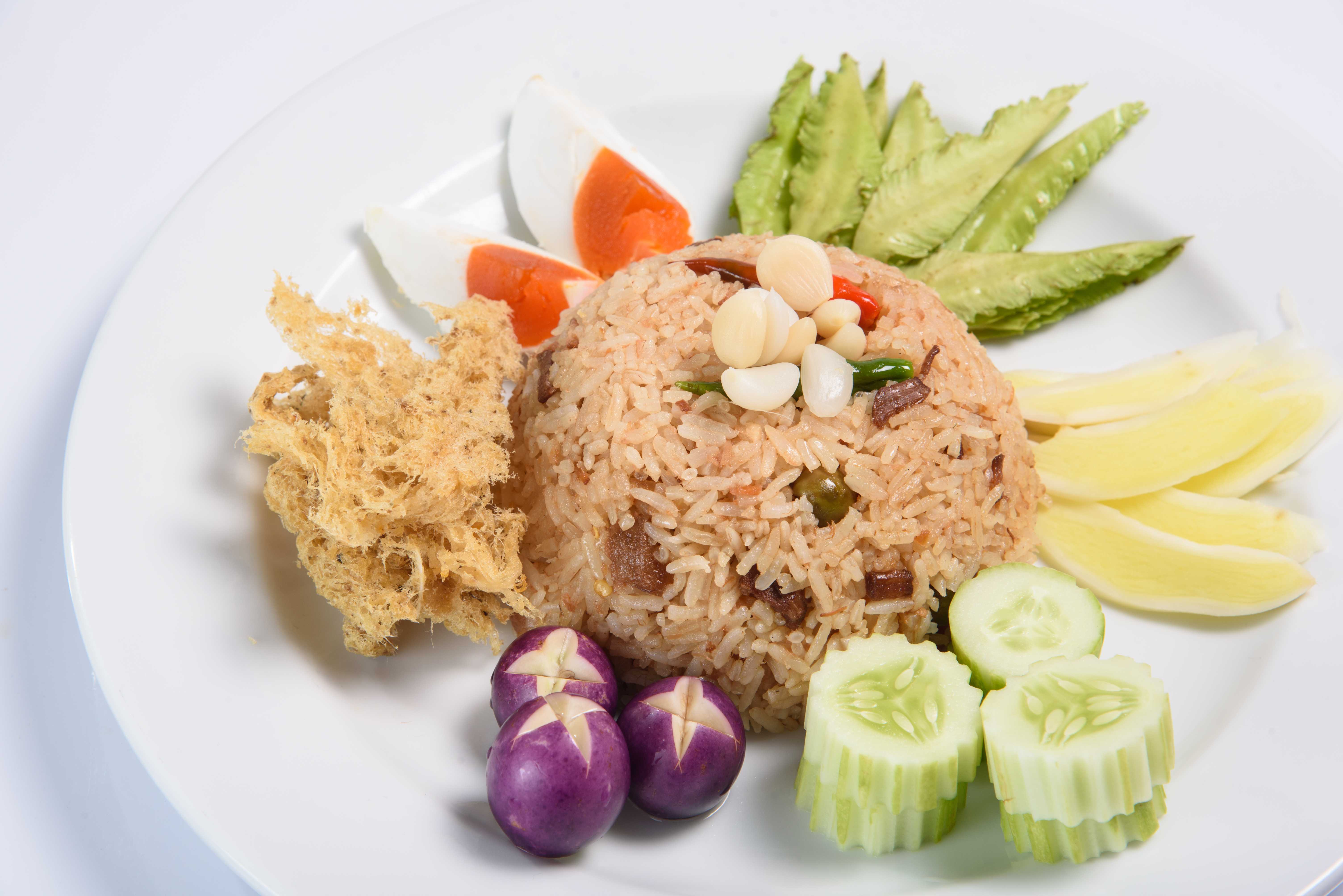 ข้าวผัดน้ำพริกลงเรือ ครบเครื่อง Shrimps Paste Dips Fried Rice