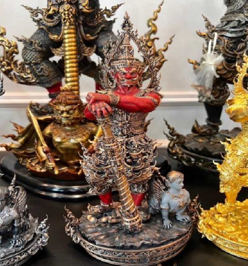 ผลงาน : ท้าวเวสสุวรรณโณ  ขนาด ความสูง 12 นิ้ว x ความกว้าง 6.2นิ้ว x ความลึก 4.1 นิ้ว 