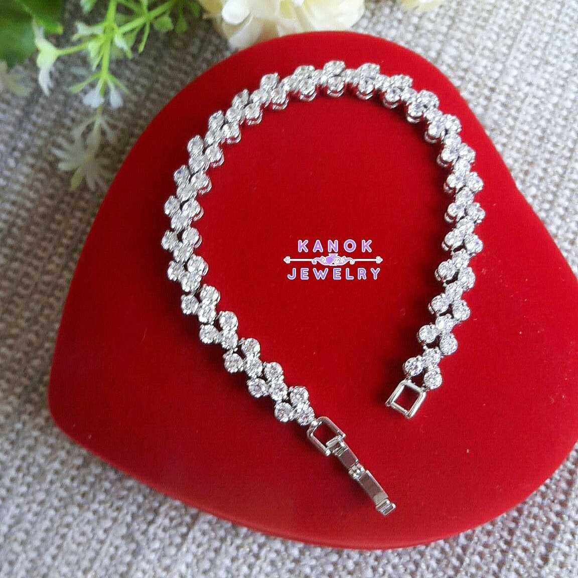 Kanok Jewelry /สร้อยข้อมือประดับเพชรสังเคราะห์ CZ  / จัดส่งฟรี EMS /B012