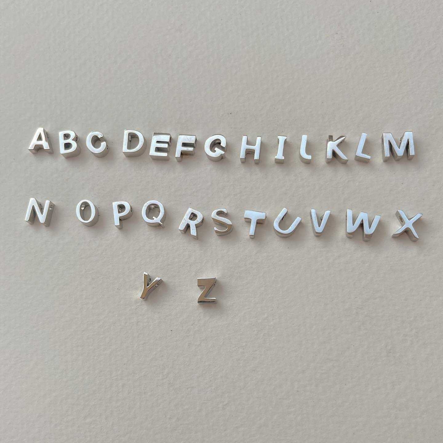 A.piece [stainless steel] จี้ตัวอักษร U-Z (รูจี้ขนาด 1 มิล)