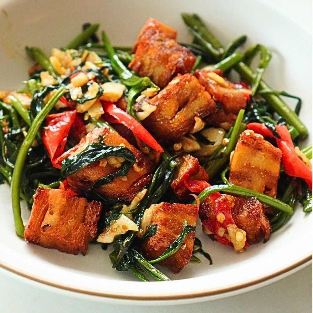 Stir-fried Morning Glory and Crispy Pork with Rice ผัดผักบุ้งหมูกรอบราดข้าว