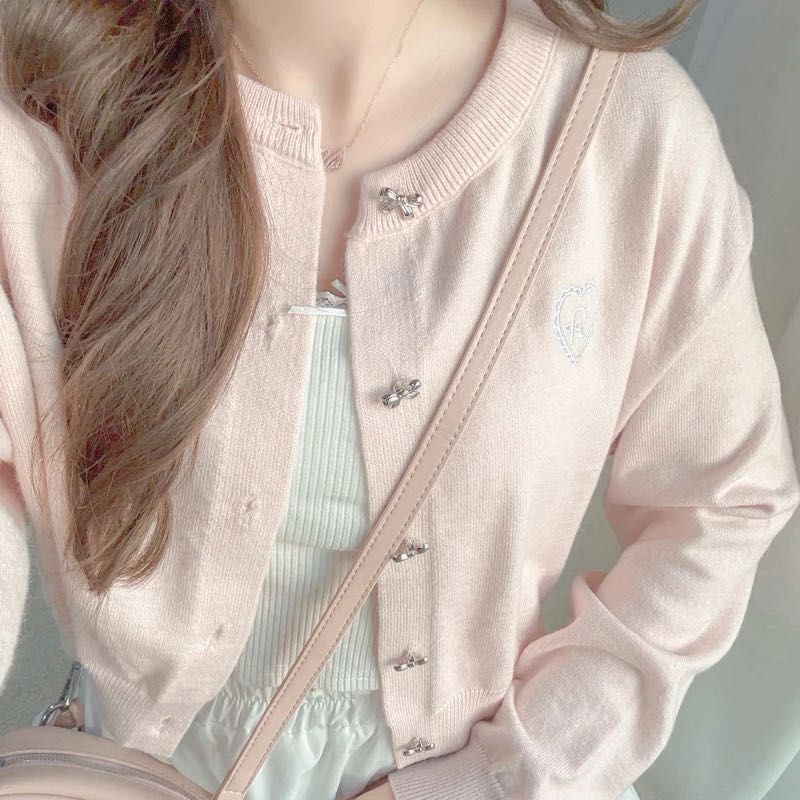 RIKA น้องฮันนี่โทส คาดิแกนกระดุมโบว์โอเวอร์ไซต์ปักหัวใจผ้านุ่ม