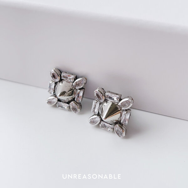 ต่างหู Metallic Stud Earrings ต่างหูคลิป ต่างหูก้านเงินแท้ UA0982-01 Unreasonable Accessories