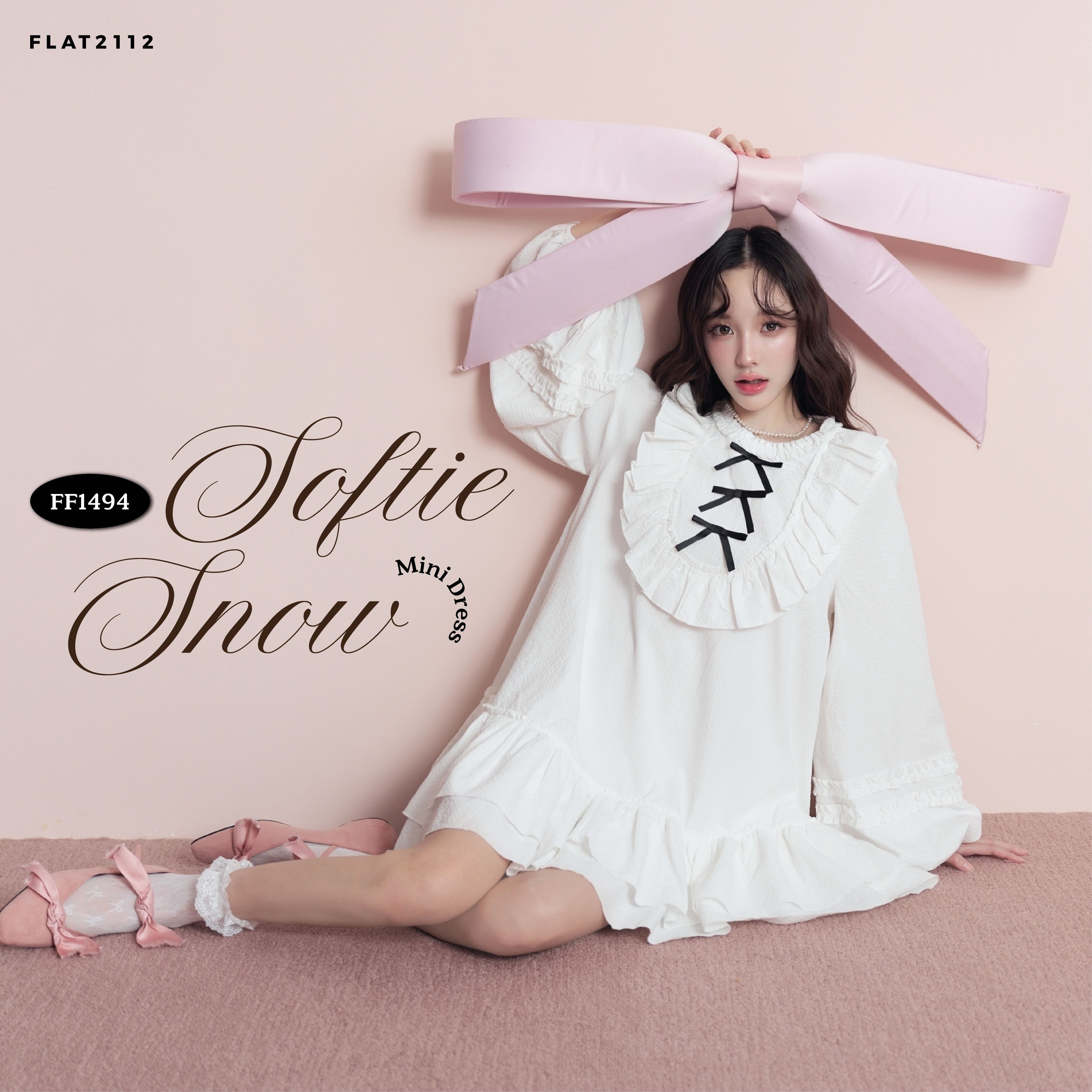 FLAT2112 : SOFTIE SNOW MINI DRESS เดรสผู้หญิงโทนขาว ดีไซน์ระบายอก โบว์สีดำดูคลาสสิก(FF1494)
