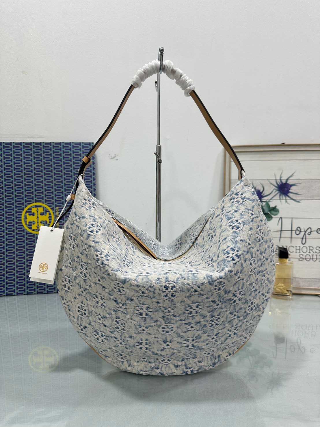 กระเป๋าสะพายทรงบอลลูน Tory Burch T Monogram Denim Balloon