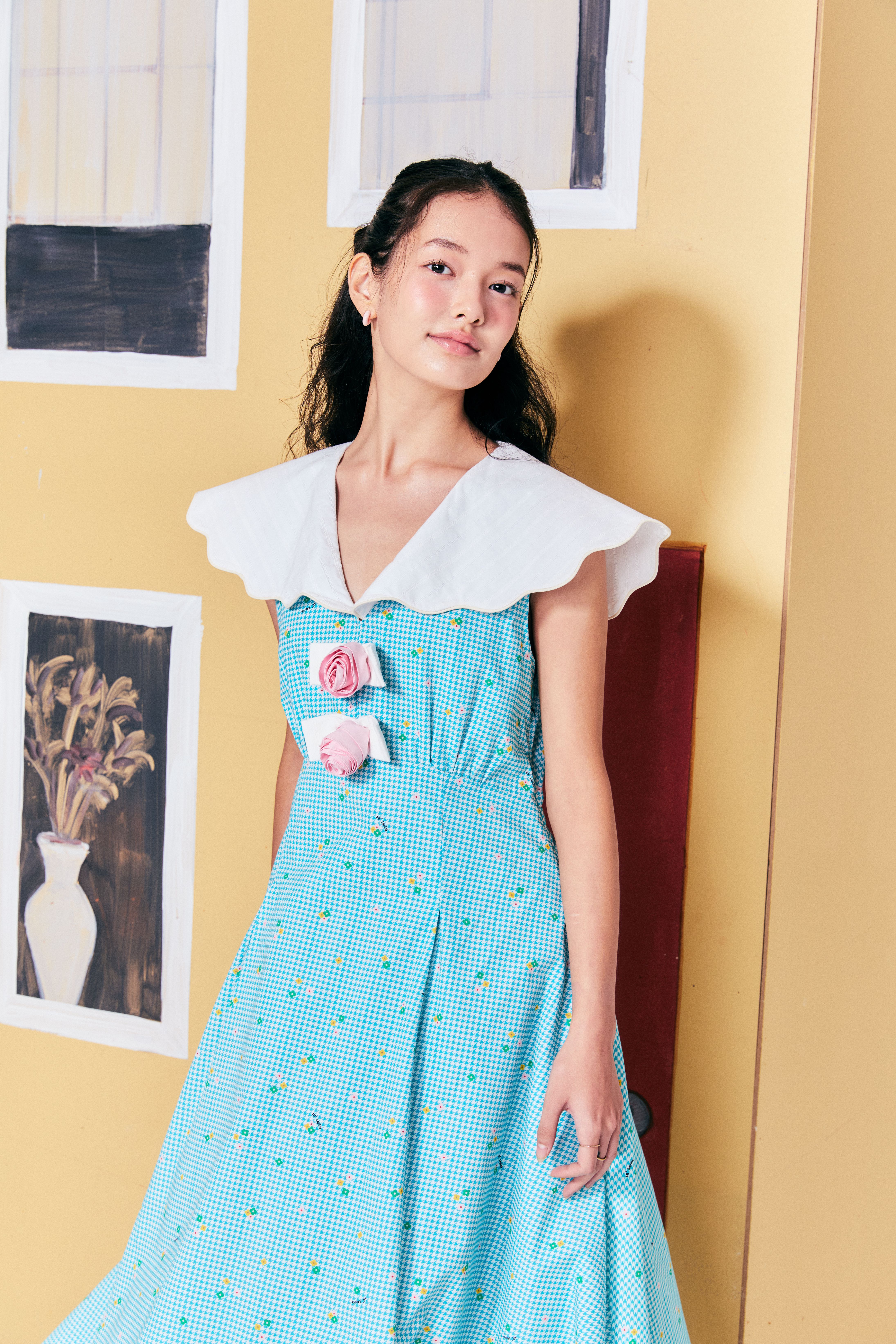 Scallop Dream Maxi Dress (ซับในธรรมชาติ, ดอกไม้ทำมือ และผ้าพิมพ์ลายแบรนด์)