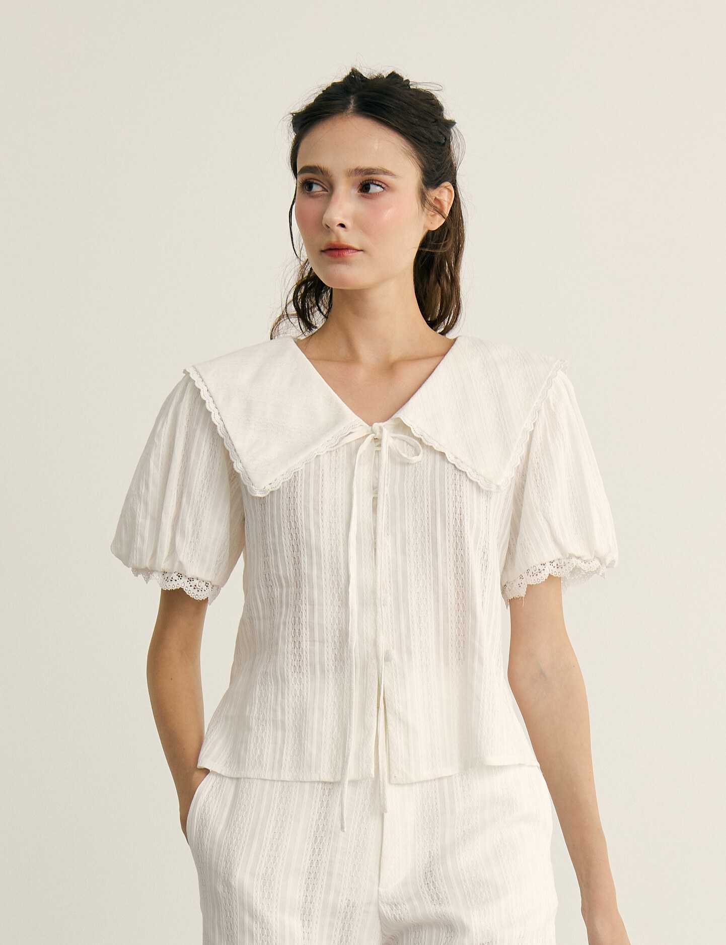 Aunchadabrand - Bianca lace top เสื้อลายลูกไม้แขนบอลลูน