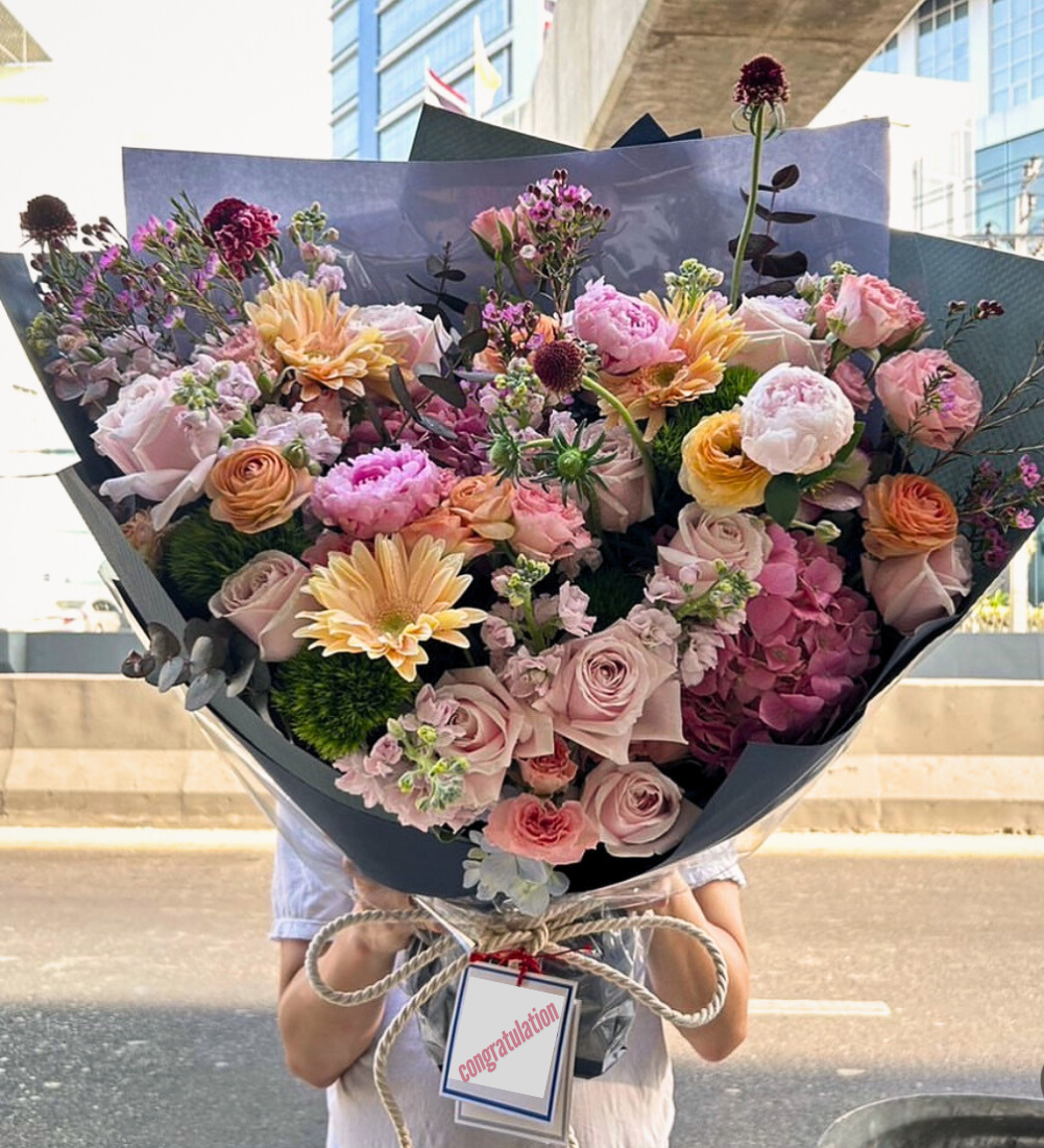 ช่อดอกไม้สด  Blooming Elegance 48