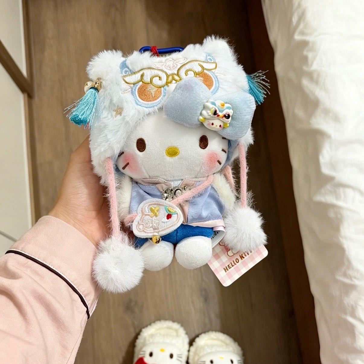 (พร้อมส่ง) พวงกุญแจ Kitty CNY 2026-สิงโตตุ้งแช่ สีฟ้า