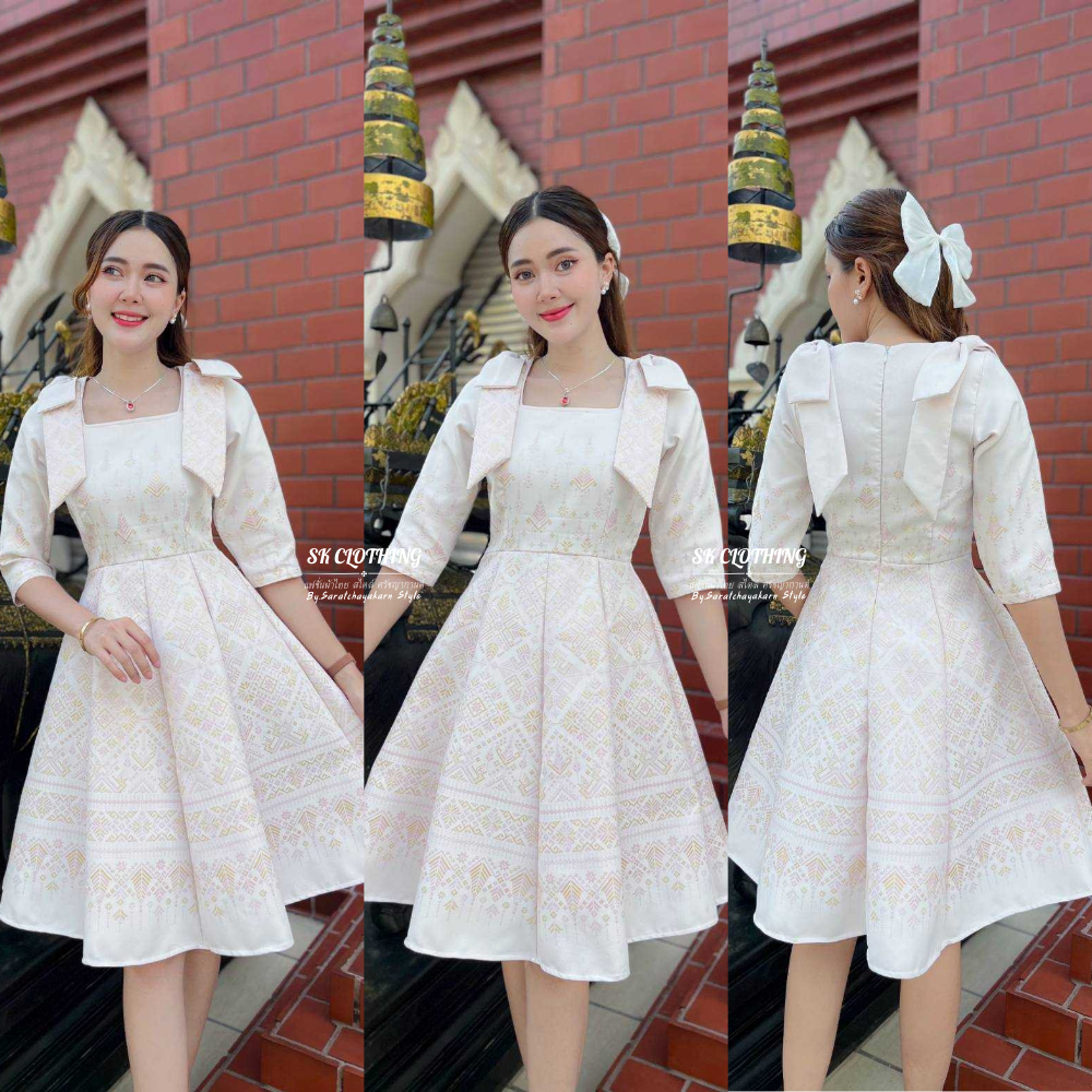 ชุดเดรสผ้าทอลาย ลายแพรวา สีขาวงาช้าง เหลือบสีชมพู  กระโปรงทรงบาน 8 ชิ้น คอเหลี่ยม แต่งโบว์ไหล่แขนศอก