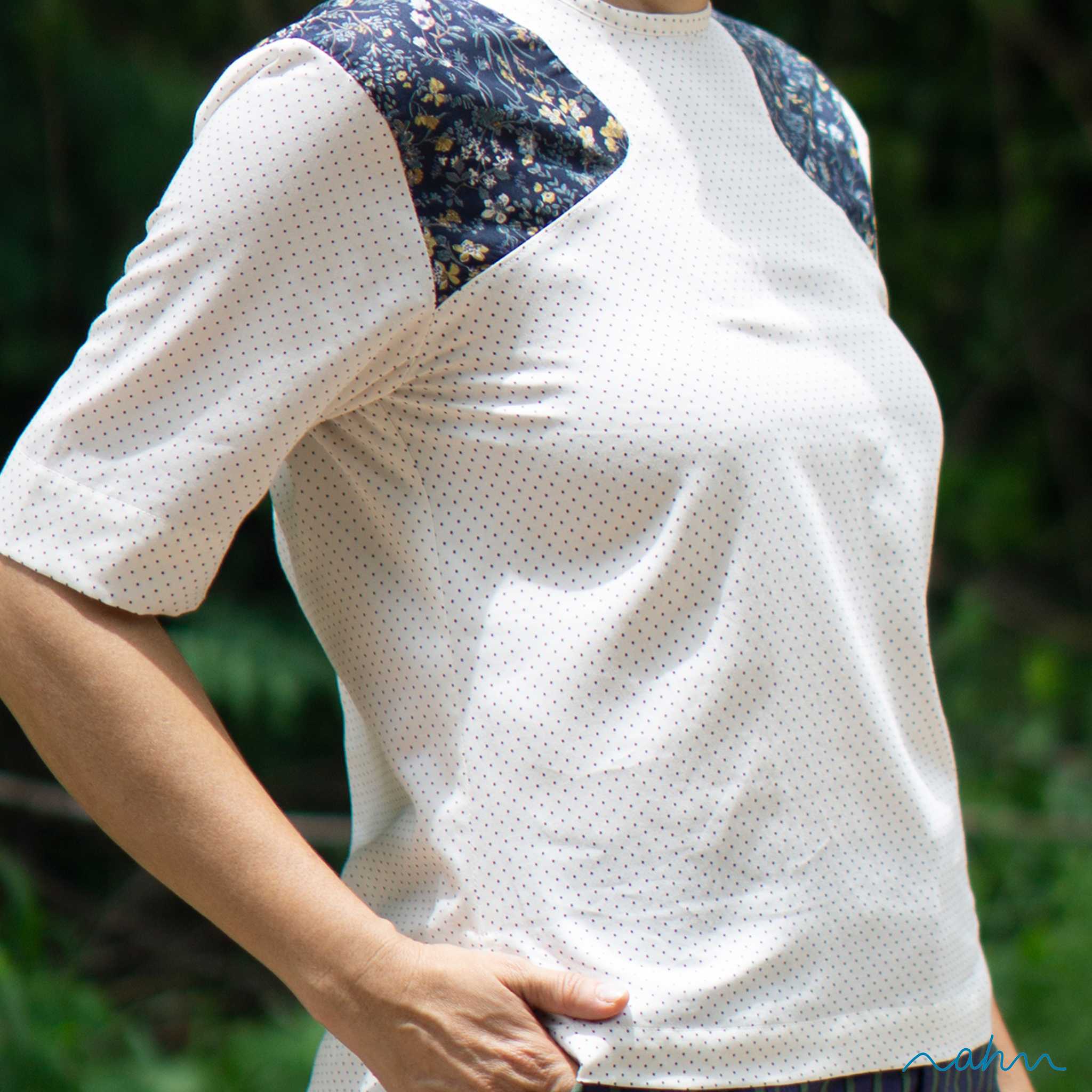 เสื้อแขนสั้นลายจุดแต่งบ่าลายดอกสีน้ำเงิน